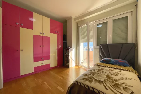 Shtepi ne shitje Apartament ne Tirane, 3+1, Mobilimi E mobiluar, Pagesa 3,600,000  Leke.