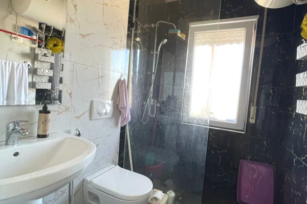 Shtepi ne shitje Apartament ne Tirane, 3+1, Mobilimi E mobiluar, Pagesa 3,600,000  Leke.