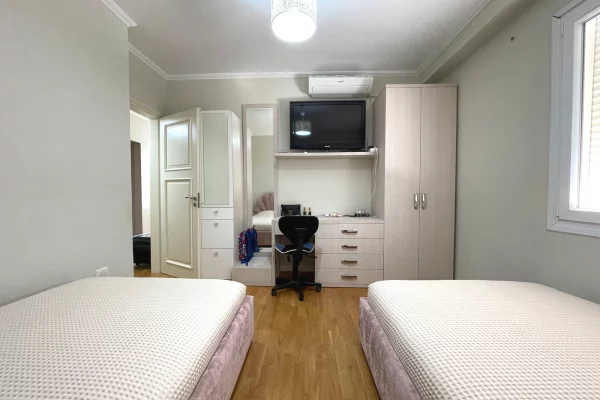 Shtepi ne shitje Apartament ne Tirane, 3+1, Mobilimi E mobiluar, Pagesa 3,600,000  Leke.