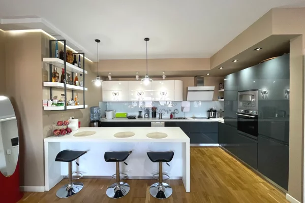 Shtepi ne shitje Apartament ne Tirane, 3+1, Mobilimi E mobiluar, Pagesa 3,600,000  Leke.