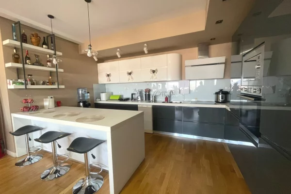 Shtepi ne shitje Apartament ne Tirane, 3+1, Mobilimi E mobiluar, Pagesa 3,600,000  Leke.
