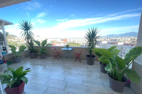 Shtepi ne shitje Apartament ne Tirane, 3+1, Mobilimi E mobiluar, Pagesa 3,600,000  Leke.