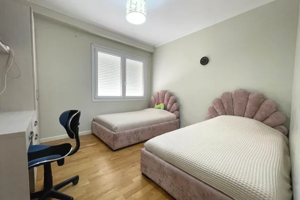 Shtepi ne shitje Apartament ne Tirane, 3+1, Mobilimi E mobiluar, Pagesa 3,600,000  Leke.