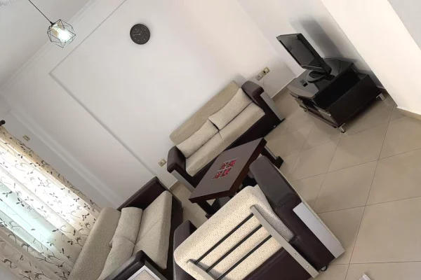 Shtepi me qera 2+1 ne Tirane - 42,000 Leke