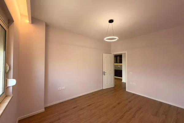 Shtepi ne shitje Apartament ne Tirane, 2+1, Mobilimi Pjeserisht e mobiluar, Pagesa 163,000  Euro.