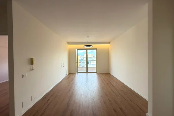 Shtepi ne shitje Apartament ne Tirane, 2+1, Mobilimi Pjeserisht e mobiluar, Pagesa 163,000  Euro.