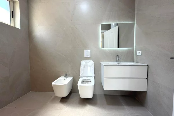 Shtepi ne shitje Apartament ne Tirane, 2+1, Mobilimi Pjeserisht e mobiluar, Pagesa 163,000  Euro.
