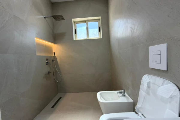 Shtepi ne shitje Apartament ne Tirane, 2+1, Mobilimi Pjeserisht e mobiluar, Pagesa 163,000  Euro.