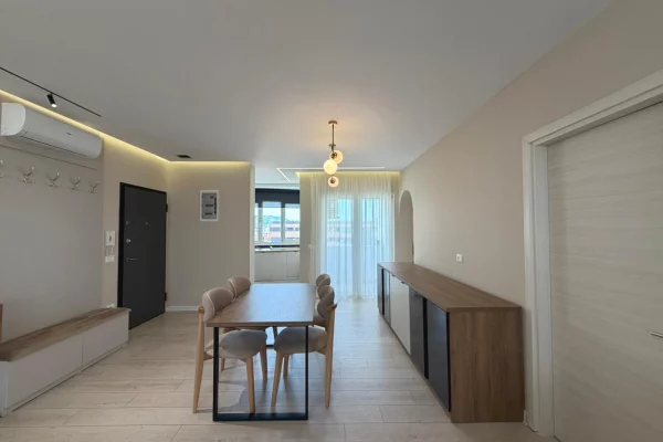 Shtepi ne shitje Apartament ne Tirane, 3+1, Mobilimi Pjeserisht e mobiluar, Pagesa 280,000  Euro.