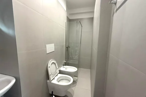 Shtepi ne shitje Apartament ne Tirane, 3+1, Mobilimi Pjeserisht e mobiluar, Pagesa 280,000  Euro.