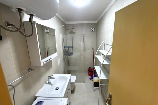 Shtepi ne shitje Apartament ne Tirane, 1+1, Mobilimi E mobiluar, Pagesa 114,000  Euro.