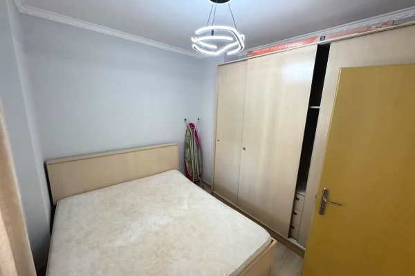 Shtepi ne shitje Apartament ne Tirane, 1+1, Mobilimi E mobiluar, Pagesa 114,000  Euro.