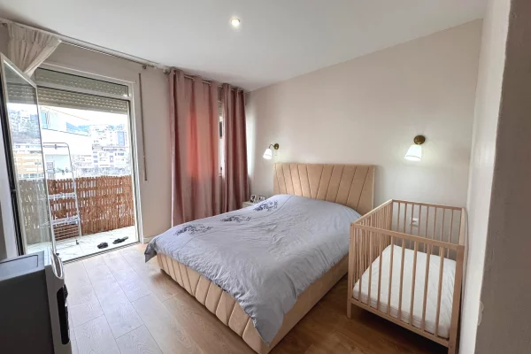 Shtepi ne shitje Apartament ne Tirane, 2+1, Mobilimi E mobiluar, Pagesa 240,000  Euro.
