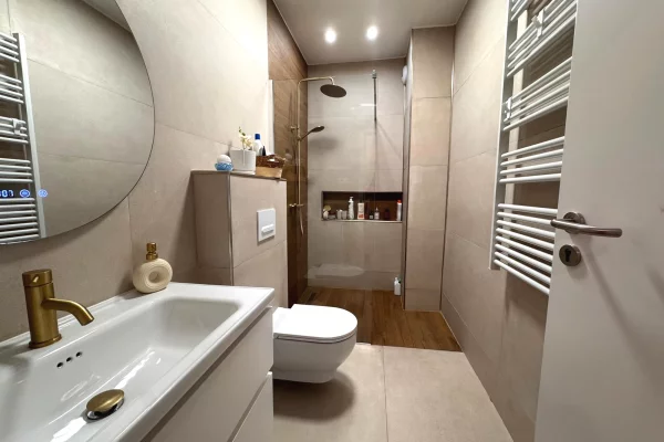 Shtepi ne shitje Apartament ne Tirane, 2+1, Mobilimi E mobiluar, Pagesa 240,000  Euro.