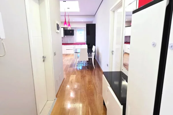 Shtepi ne shitje Apartament ne Tirane, 2+1, Mobilimi E mobiluar, Pagesa 260,000  Euro.