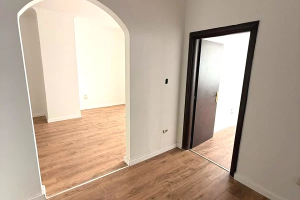 Shtepi ne shitje Apartament ne Tirane, 2+1, Mobilimi Bosh, pa mobiluar, Pagesa 145,000  Euro.