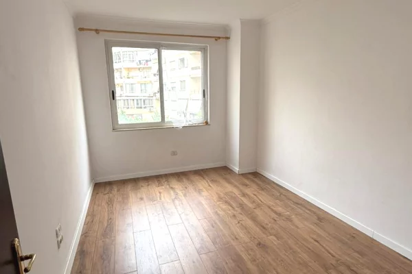 Shtepi ne shitje Apartament ne Tirane, 2+1, Mobilimi Bosh, pa mobiluar, Pagesa 145,000  Euro.