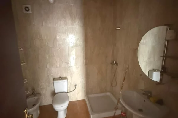 Shtepi ne shitje Apartament ne Tirane, 2+1, Mobilimi Bosh, pa mobiluar, Pagesa 145,000  Euro.
