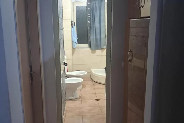 Shtepi ne shitje Apartament ne Tirane, 1+1, Mobilimi E mobiluar, Pagesa 140,000  Euro.