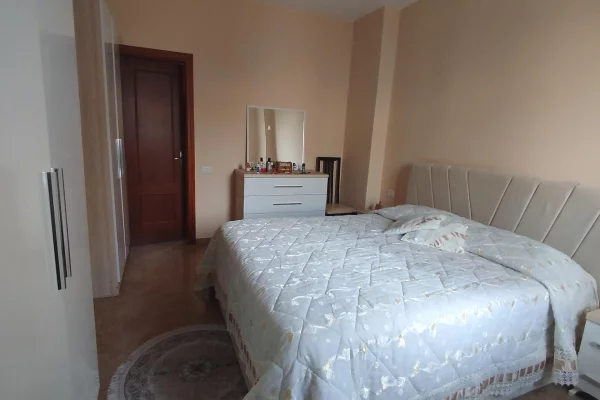 Shtepi ne shitje Apartament ne Tirane, 2+1, Mobilimi E mobiluar, Pagesa 23,500,000  Leke.