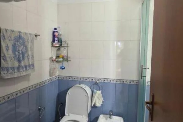 Shtepi ne shitje Apartament ne Tirane, 1+1, Mobilimi E mobiluar, Pagesa 125,000  Euro.
