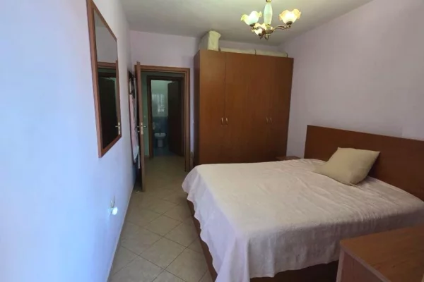 Shtepi ne shitje Apartament ne Tirane, 1+1, Mobilimi E mobiluar, Pagesa 125,000  Euro.