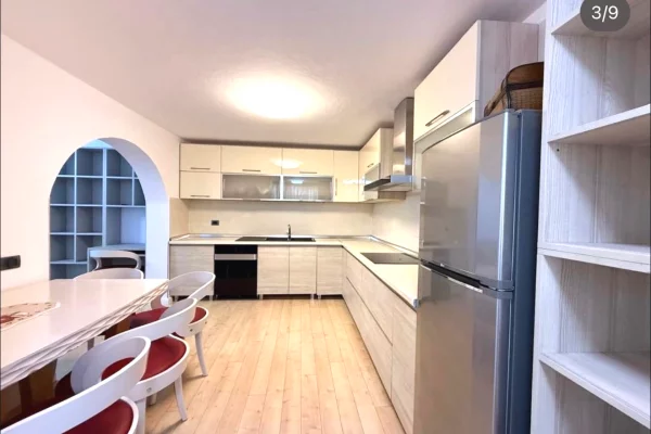 Shtepi ne shitje Apartament ne Tirane, 2+1, Mobilimi E mobiluar, Pagesa 193,000  Euro.