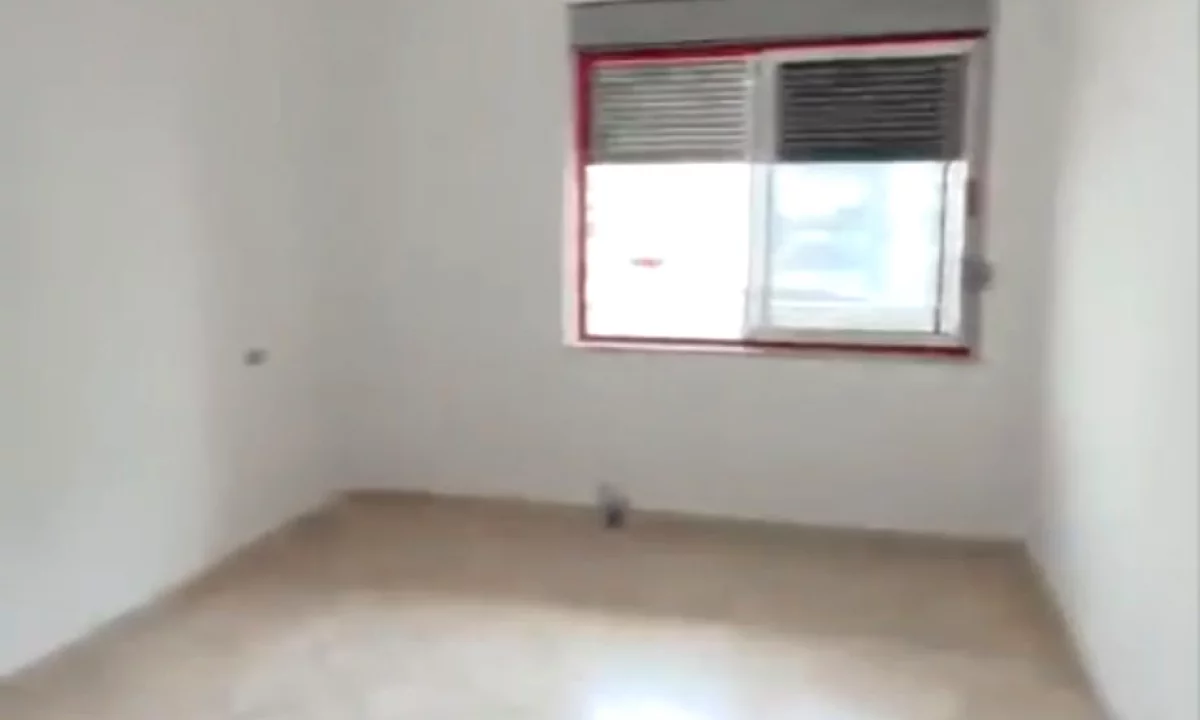 Shtepi ne shitje Apartament ne Tirane, 2+1, Mobilimi Bosh, pa mobiluar, Pagesa 123,000  Euro.