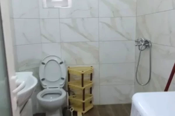 Shtepi ne shitje Apartament ne Tirane, 1+1, Mobilimi E mobiluar, Pagesa 129,000  Euro.