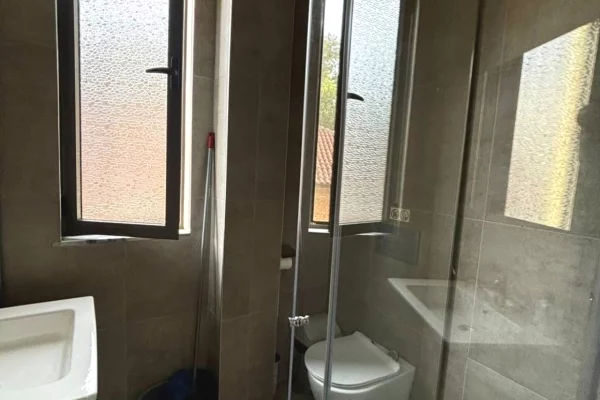 Shtepi ne shitje Apartament ne Tirane, Garsoniere, Mobilimi E mobiluar, Pagesa 110,000  Euro.