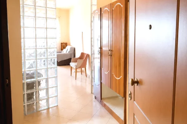 Shtepi ne shitje Apartament ne Tirane, 2+1, Mobilimi E mobiluar, Pagesa 195,000  Euro.