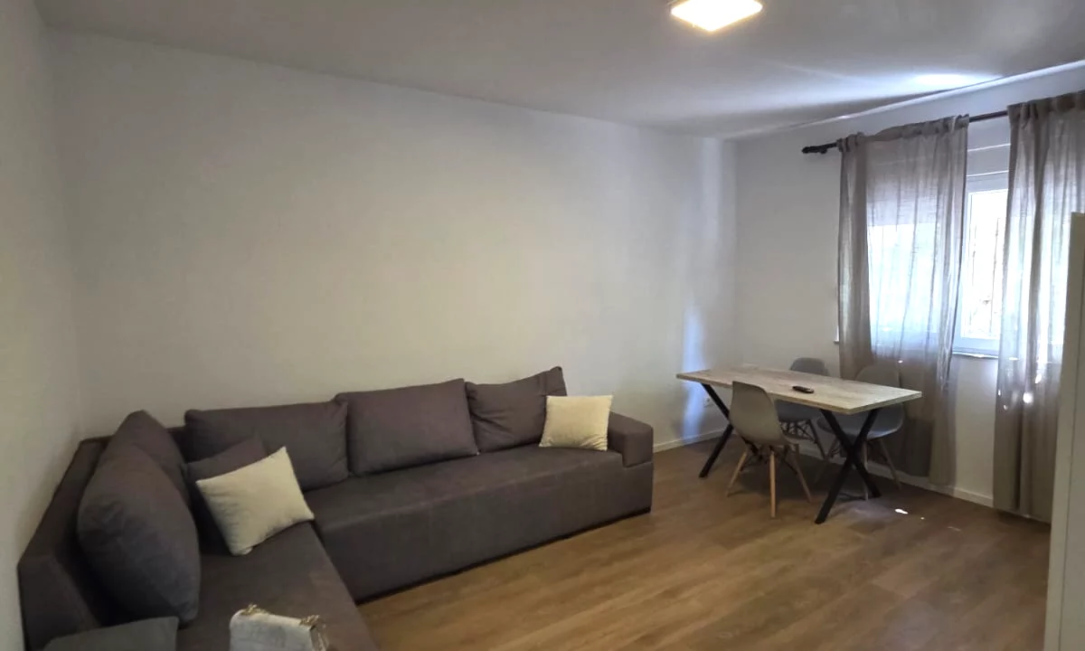 Shtepi ne shitje Apartament ne Tirane, 1+1, Mobilimi E mobiluar, Pagesa 129,000  Euro.