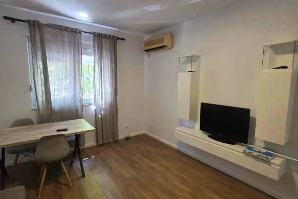 Shtepi ne shitje Apartament ne Tirane, 1+1, Mobilimi E mobiluar, Pagesa 129,000  Euro.