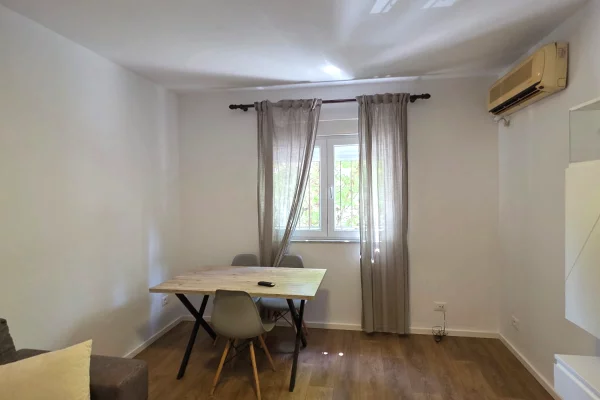 Shtepi ne shitje Apartament ne Tirane, 1+1, Mobilimi E mobiluar, Pagesa 129,000  Euro.