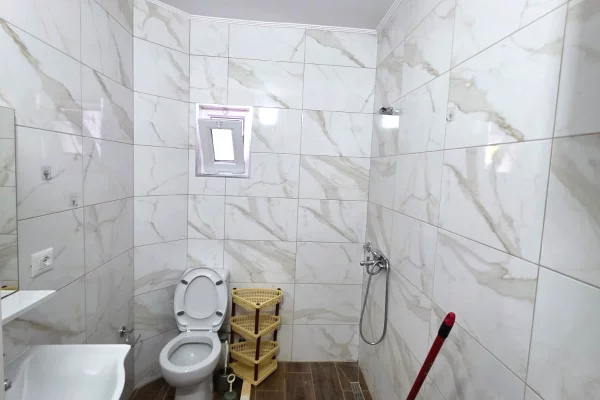 Shtepi ne shitje Apartament ne Tirane, 1+1, Mobilimi E mobiluar, Pagesa 129,000  Euro.