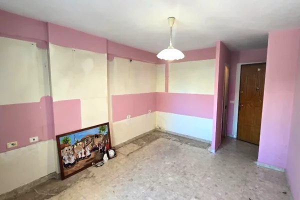 Shtepi ne shitje Apartament ne Tirane, Garsoniere, Mobilimi Bosh, pa mobiluar, Pagesa 79,000  Euro.