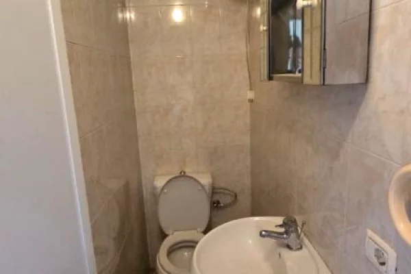 Shtepi ne shitje Apartament ne Tirane, Garsoniere, Mobilimi Bosh, pa mobiluar, Pagesa 79,000  Euro.