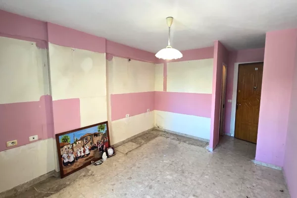 Shtepi ne shitje Apartament ne Tirane, Garsoniere, Mobilimi Bosh, pa mobiluar, Pagesa 79,000  Euro.