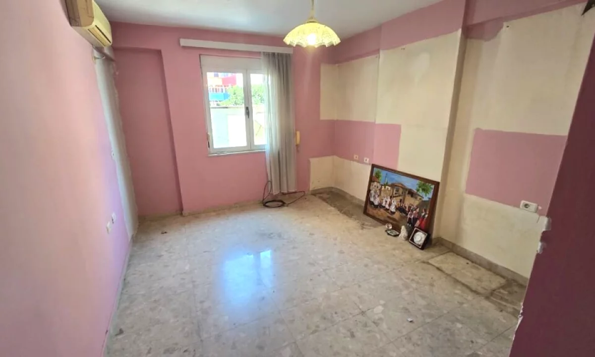 Shtepi ne shitje Apartament ne Tirane, Garsoniere, Mobilimi Bosh, pa mobiluar, Pagesa 79,000  Euro.