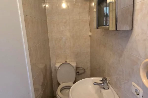 Shtepi ne shitje Apartament ne Tirane, Garsoniere, Mobilimi Bosh, pa mobiluar, Pagesa 79,000  Euro.