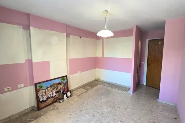 Shtepi ne shitje Apartament ne Tirane, Garsoniere, Mobilimi Bosh, pa mobiluar, Pagesa 79,000  Euro.