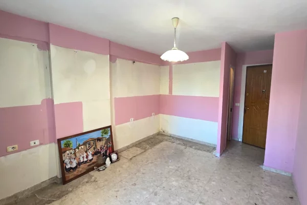 Shtepi ne shitje Apartament ne Tirane, Garsoniere, Mobilimi Bosh, pa mobiluar, Pagesa 79,000  Euro.