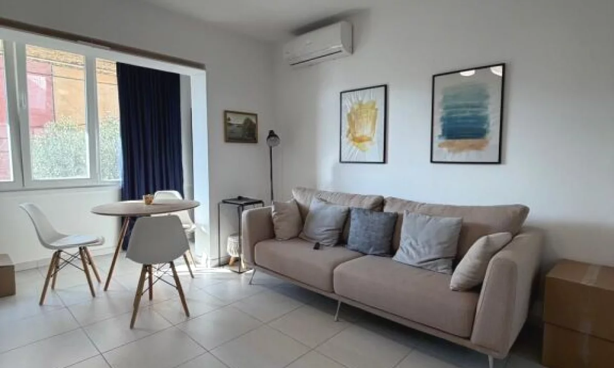 Shtepi ne shitje Apartament ne Tirane, 1+1, Mobilimi E mobiluar, Pagesa 120,000  Euro.