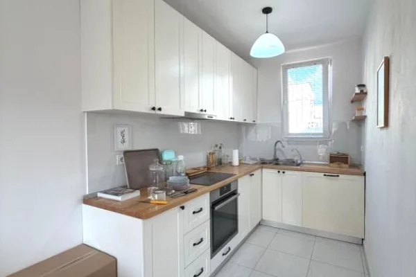 Shtepi ne shitje Apartament ne Tirane, 1+1, Mobilimi E mobiluar, Pagesa 120,000  Euro.