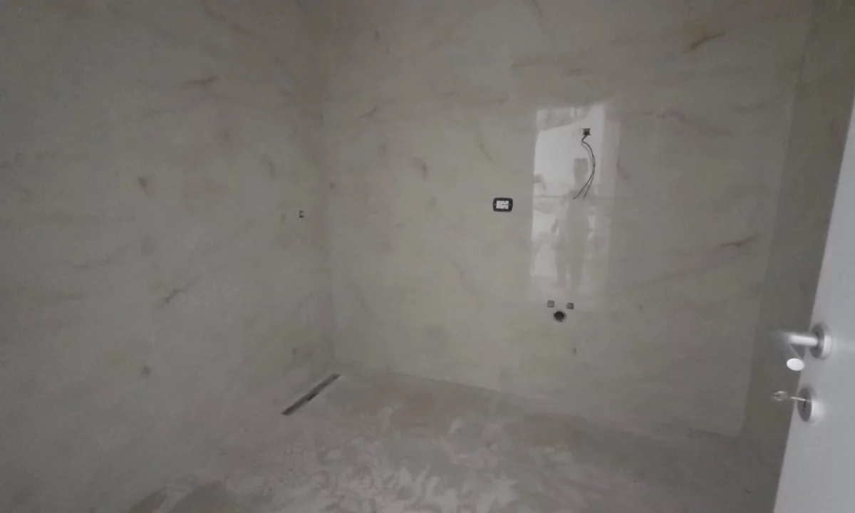 Shtepi ne shitje Apartament ne Tirane, 2+1, Mobilimi Bosh, pa mobiluar, Pagesa 155,720  Euro.