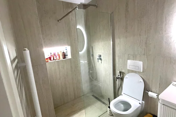 Shtepi ne shitje Apartament ne Tirane, 1+1, Mobilimi E mobiluar, Pagesa 185,000  Euro.