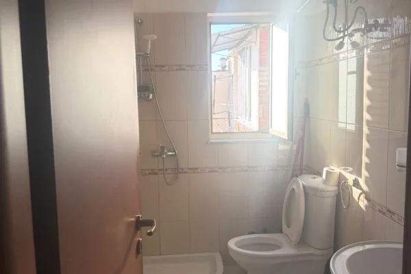Shtepi ne shitje Apartament ne Tirane, 1+1, Mobilimi E mobiluar, Pagesa 100,000  Euro.