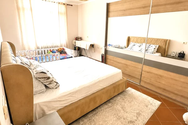 Shtepi ne shitje Apartament ne Tirane, 1+1, Mobilimi E mobiluar, Pagesa 125,000  Euro.