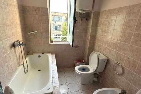 Shtepi ne shitje Apartament ne Tirane, 1+1, Mobilimi E mobiluar, Pagesa 125,000  Euro.