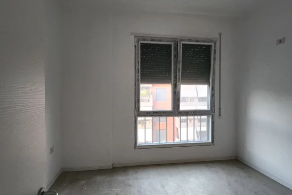 Shtepi ne shitje Apartament ne Tirane, 2+1, Mobilimi Bosh, pa mobiluar, Pagesa 175,000  Euro.